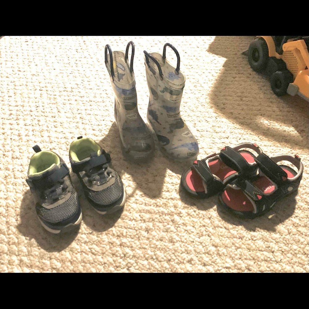 Lot of toddler size 7 shoes!